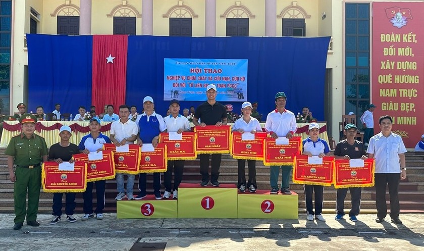 Hình ảnh trao giải hội thao nghiệp vụ chữa cháy và CNCH đối với Hình ảnh trao giải hội thao nghiệp vụ chữa cháy và CNCH đối với